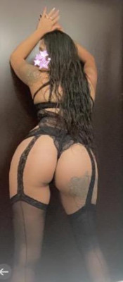Sexy tatted mama