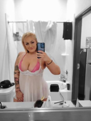 STRAWBABY let me entertain you for the night im your fav. PAWG 🥰😘😍❤😏😏😏